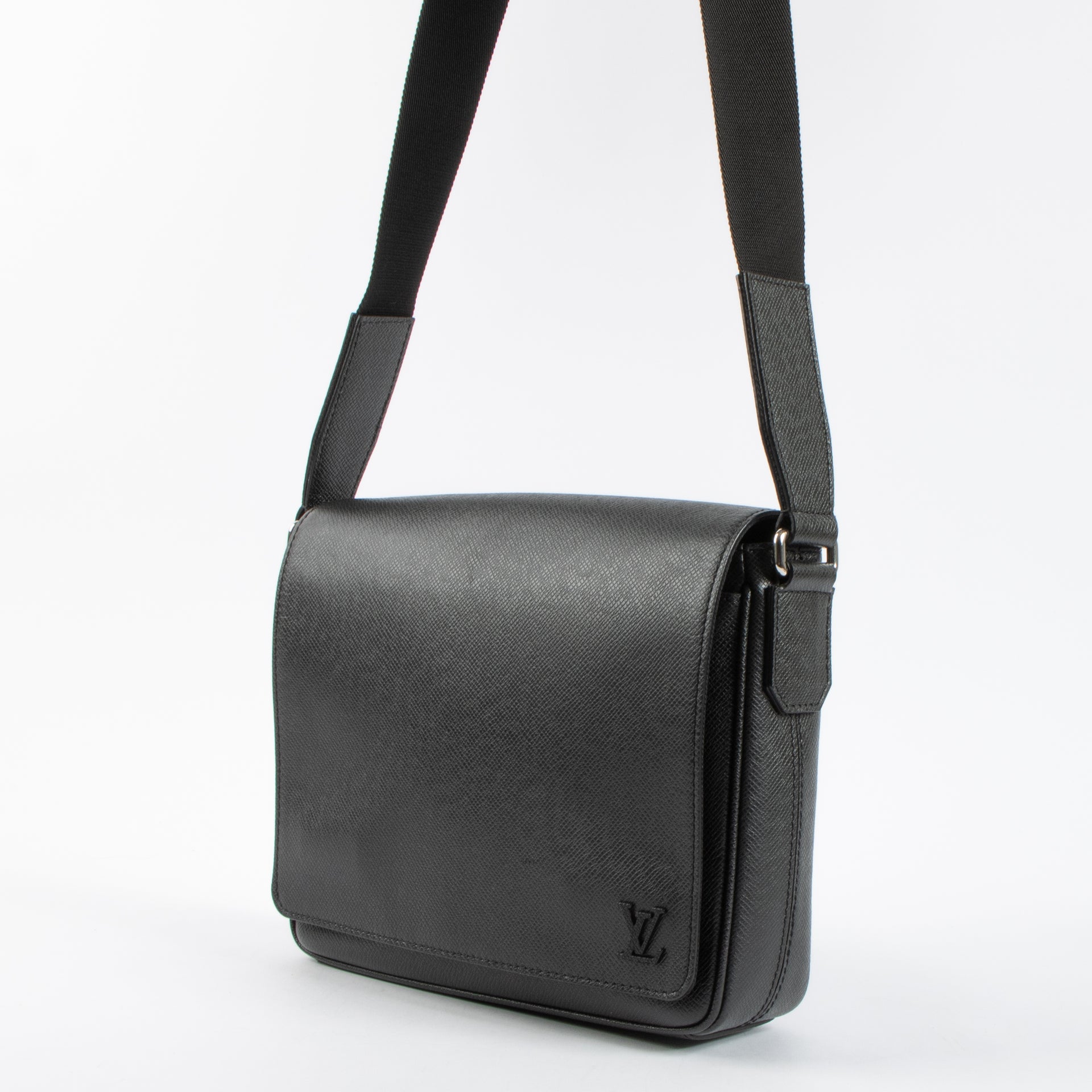 Shop the authentic Louis Vuitton Black Taiga District PM Messenger Bag second hand on Labellov.com!