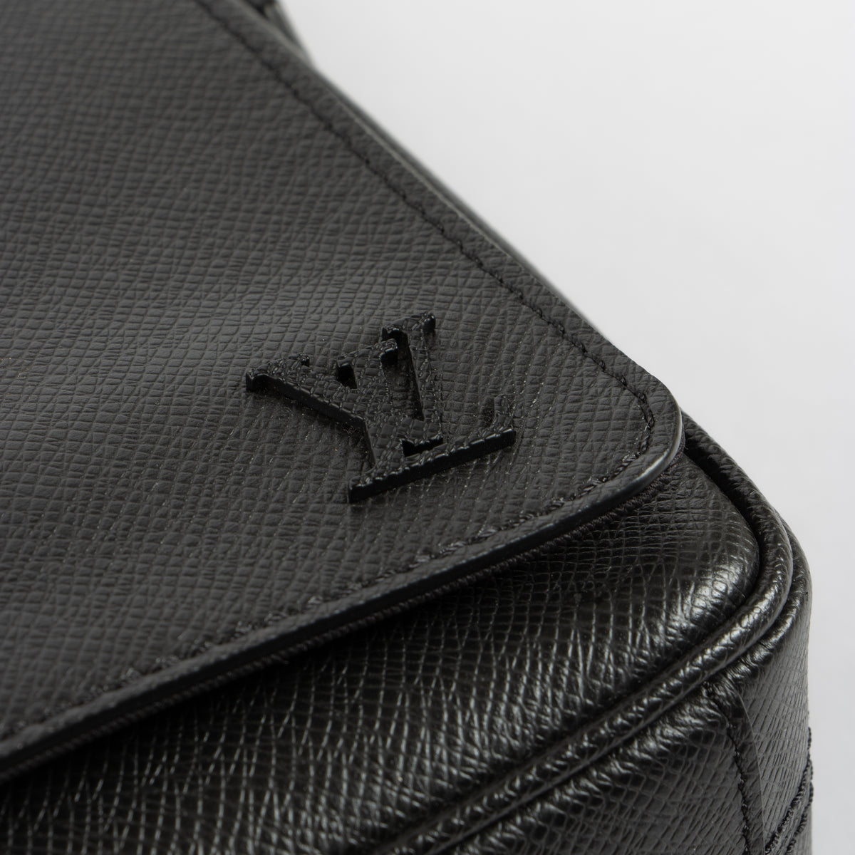 Shop the authentic Louis Vuitton Black Taiga District PM Messenger Bag second hand on Labellov.com!