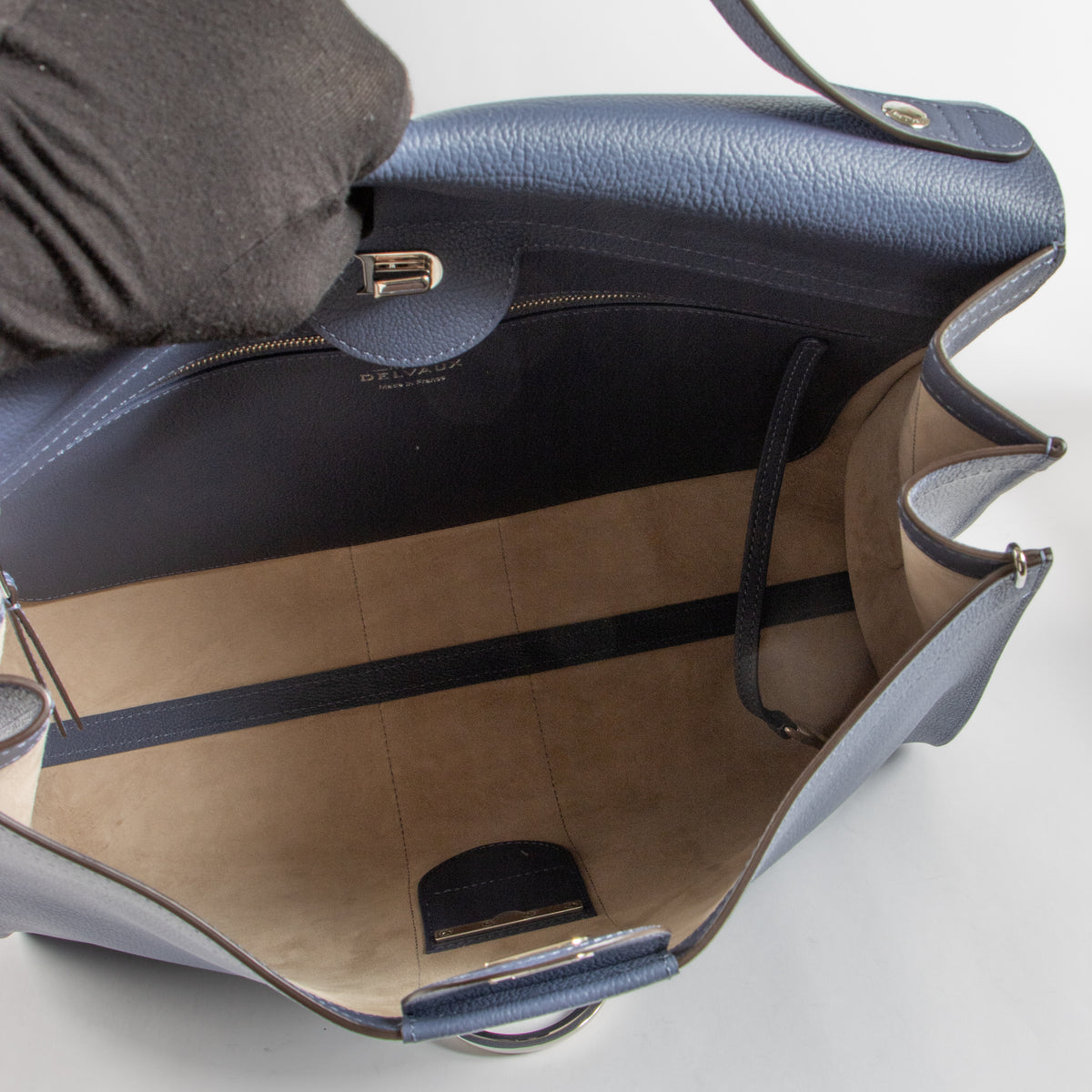 Shop the authentic Delvaux Orage Allure Calf Brillant Tempo Bag second hand on Labellov.com!
