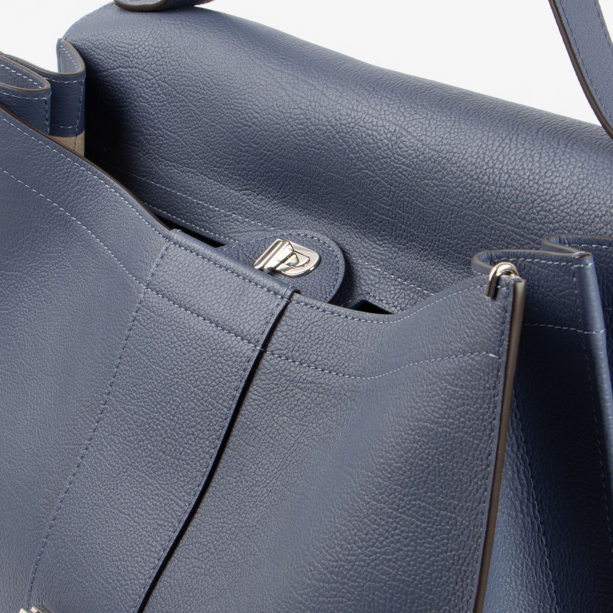 Shop the authentic Delvaux Orage Allure Calf Brillant Tempo Bag second hand on Labellov.com!