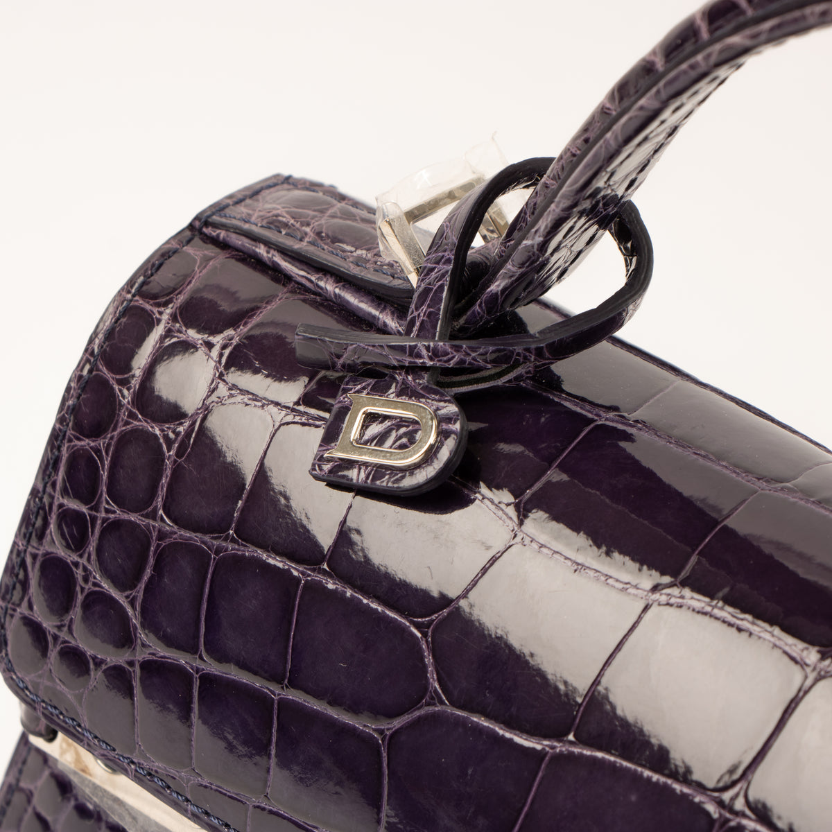 Shop the authentic Delvaux Indigo Shiny Alligator Tempete Mini Bag second hand on Labellov.com!