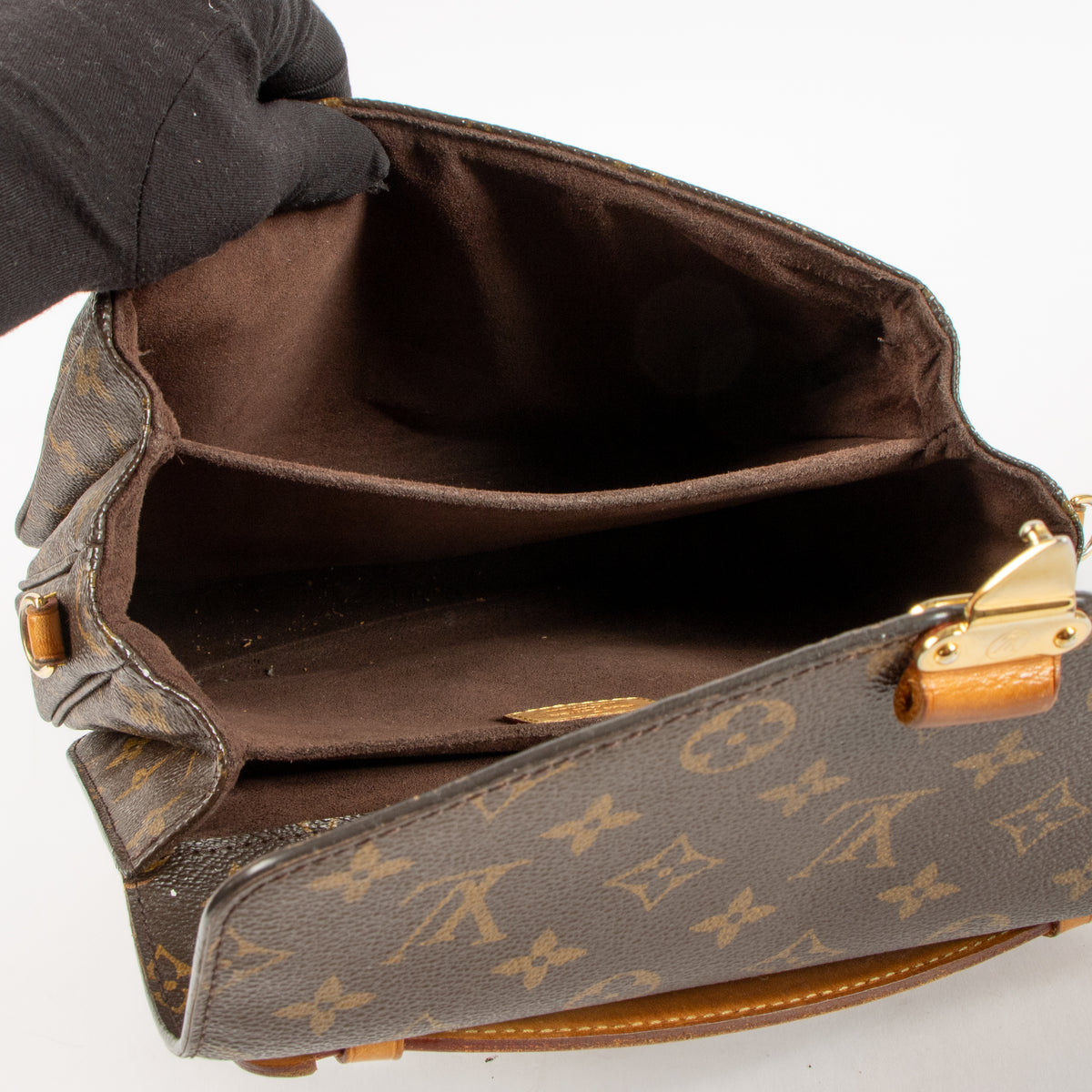 Shop this authentic luxury Louis Vuitton Monogram Pochette Metis MM Bag Pre-Loved on Labellov.com