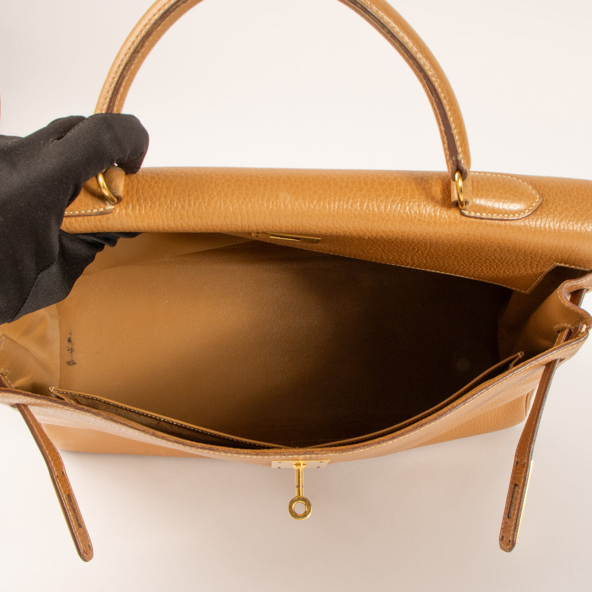Shop this authentic Hermes Kelly 35 Naturel Sable Ardennes GHW pre-loved on Labellov.com