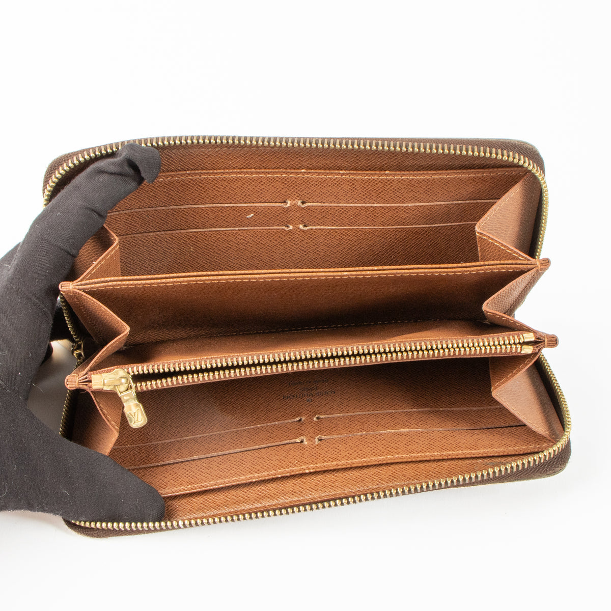 Shop the authentic Louis Vuitton Monogram Zippy Wallet second hand on Labellov.com!