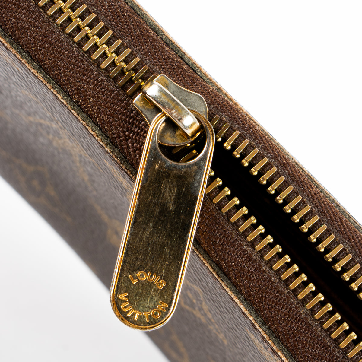 Shop the authentic Louis Vuitton Monogram Zippy Wallet second hand on Labellov.com!