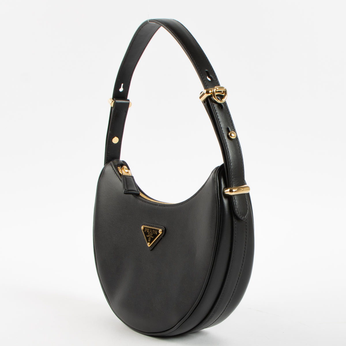 Shop this authentic Prada Black Shoulder bag pre-loved onn Labellov.com