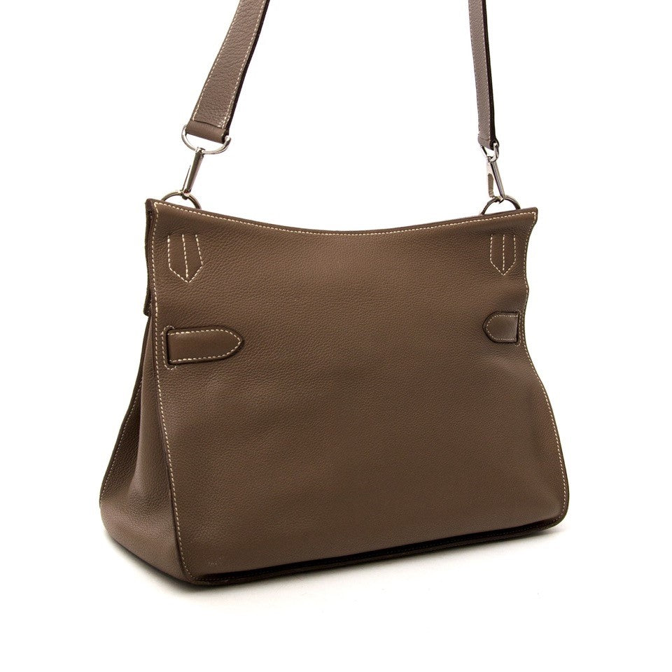 Searching for the perfect unisex Hermès Jypsiere handbag? We buy and sell your 100% authentic handbags at Labellov. Zoekt u de perfecte unisex Hermès Jypsiere handtas? We kopen en verkopen uw 100% authentieke handtassen.