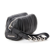 Miu Miu Zwarte Leren Pochette, Voor designer merken zoals Louis Vuitton, Hermes, Chanel, Delvaux en anderen bezoek de online platform Labellov. De website biedt een veilige en betrouwbare platform voor het kopen en verkopen van nieuwe en tweedehands luxe