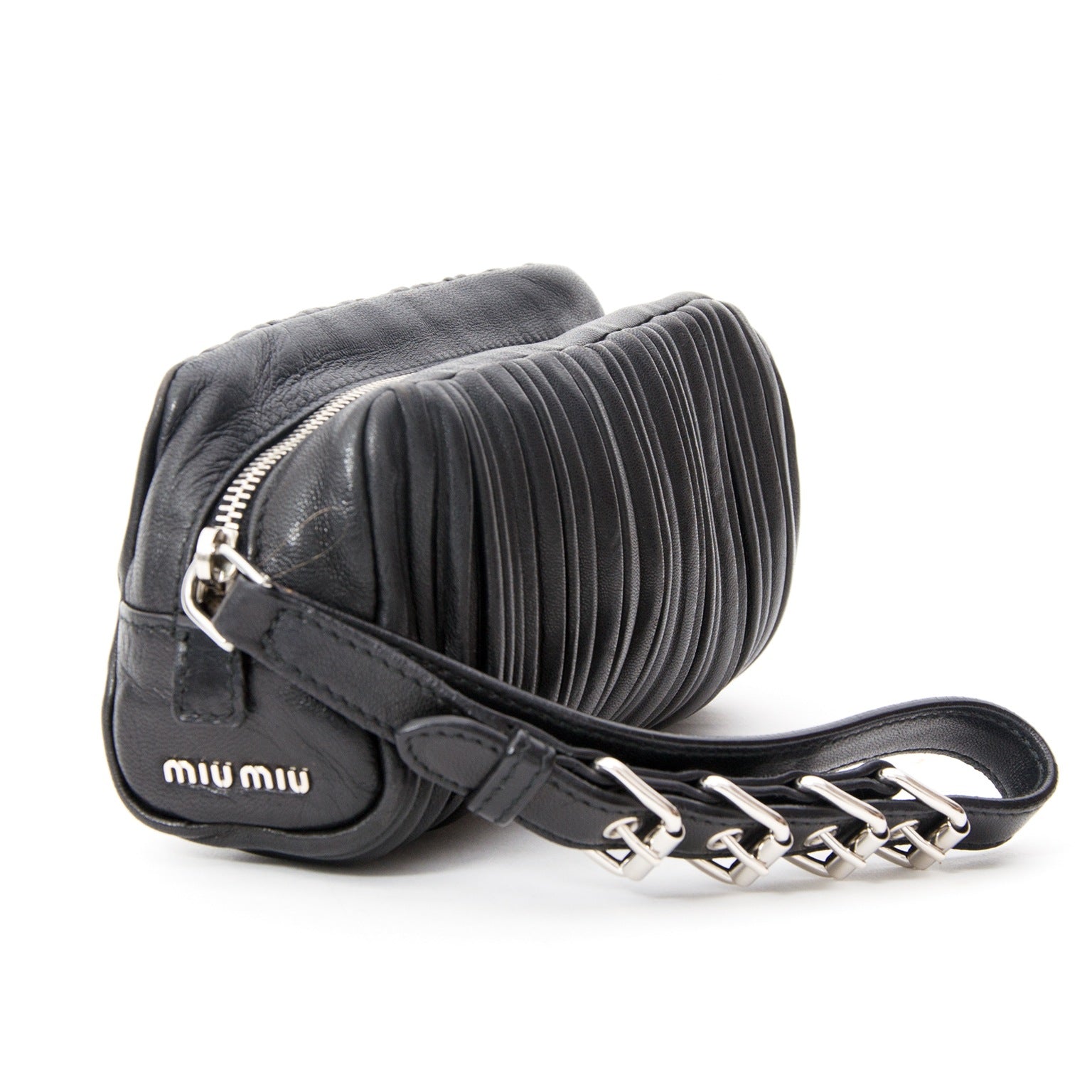 Miu Miu Zwarte Leren Pochette, Voor designer merken zoals Louis Vuitton, Hermes, Chanel, Delvaux en anderen bezoek de online platform Labellov. De website biedt een veilige en betrouwbare platform voor het kopen en verkopen van nieuwe en tweedehands luxe