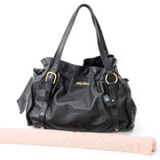 Miu Miu Black Vitello Lux Peggy Bow Satchel Bag, Labellov biedt een ruime selectie aan nieuwe en tweedehands luxe handtassen met de juiste prijs. Bezoek de online platform voor een veilige en betrouwbare winkelervaring.