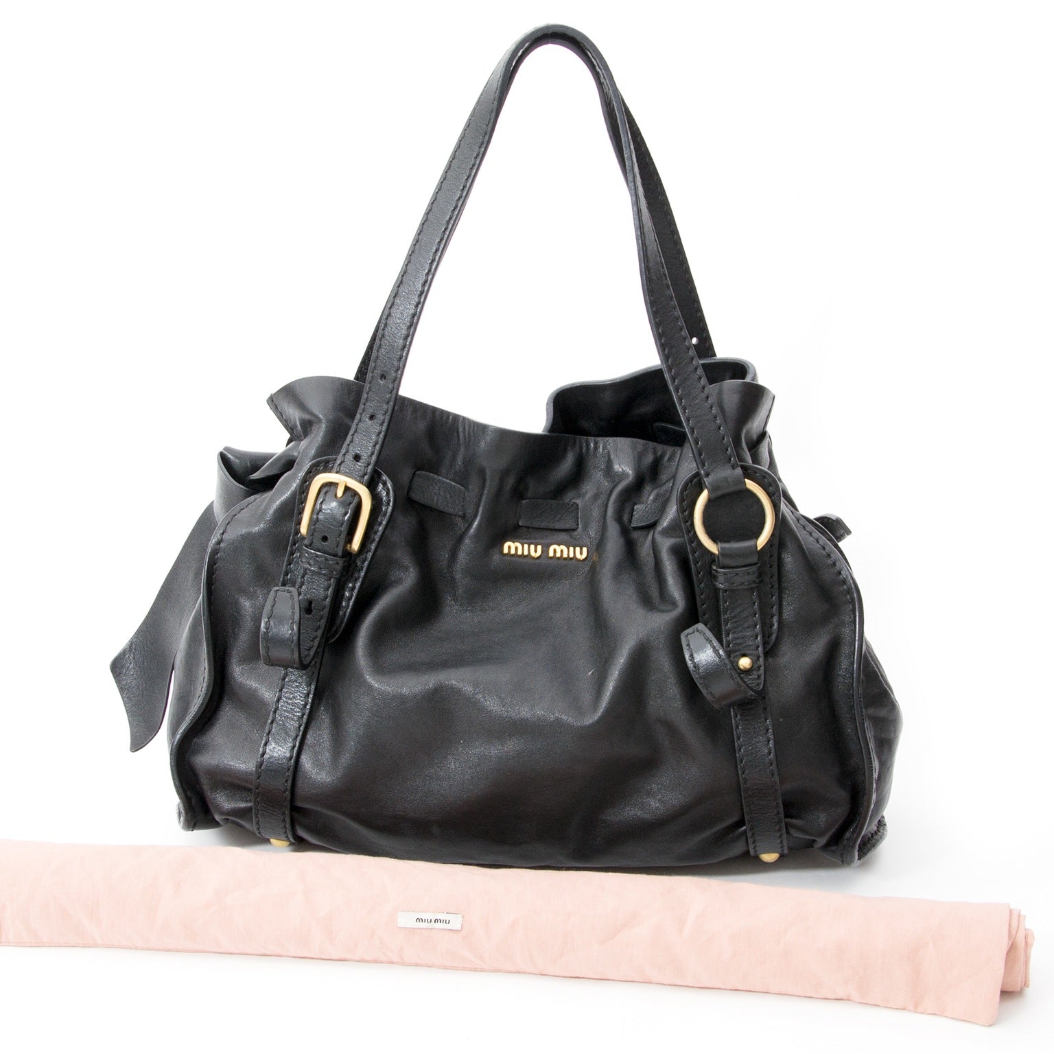 Miu Miu Black Vitello Lux Peggy Bow Satchel Bag, Labellov biedt een ruime selectie aan nieuwe en tweedehands luxe handtassen met de juiste prijs. Bezoek de online platform voor een veilige en betrouwbare winkelervaring.