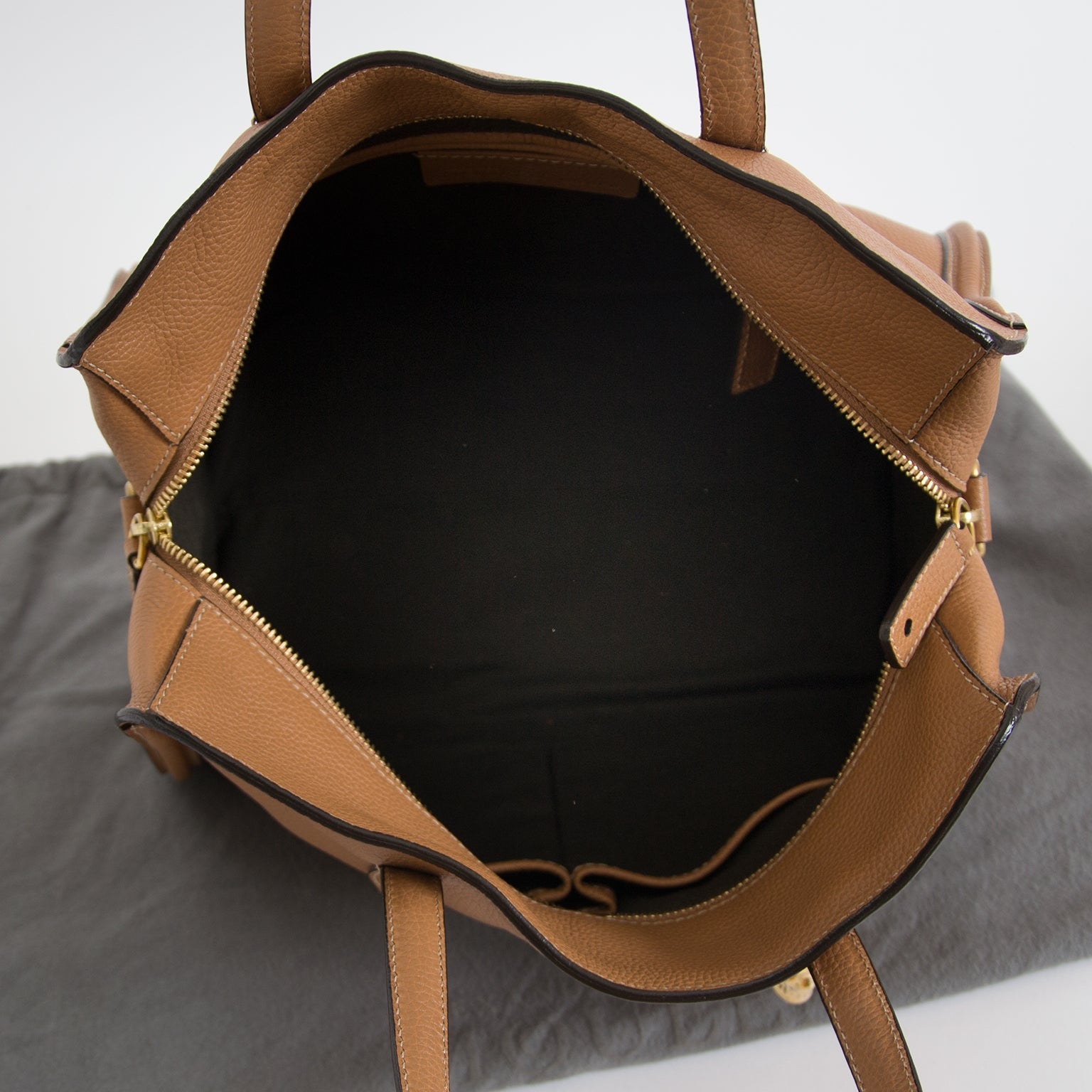 opzoek naar Alexander McQueen Medium Camel Padlock Satchel Bag? koop tegen goede prijs bij Labellov, vintage webwinkel