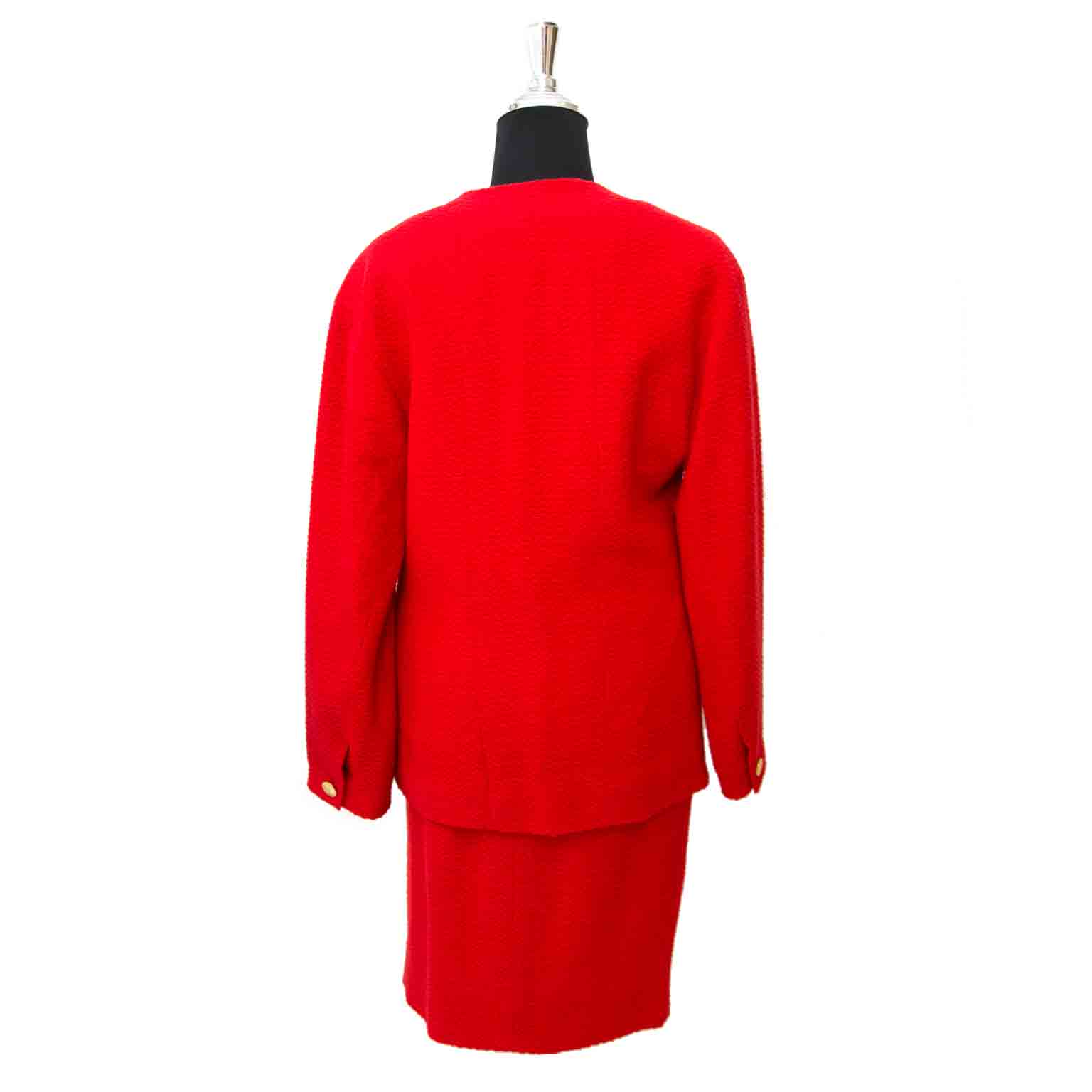 Winkel Chanel Red Bouclé Tailleur Set aan de juiste prijs bij Labellov.com