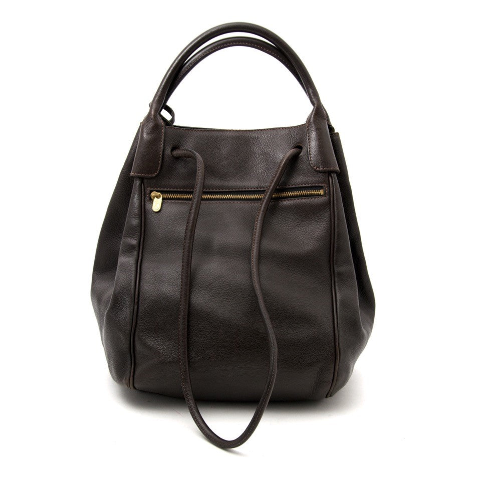 Searching for a timeless Delvaux bag? We buy and sell your 100% authentic handbags for the best price. Zoekt u een tijdloze Delvaus handtas? Wij kopen en verkopen uw 100% authentieke handtassen voor de beste prijs.