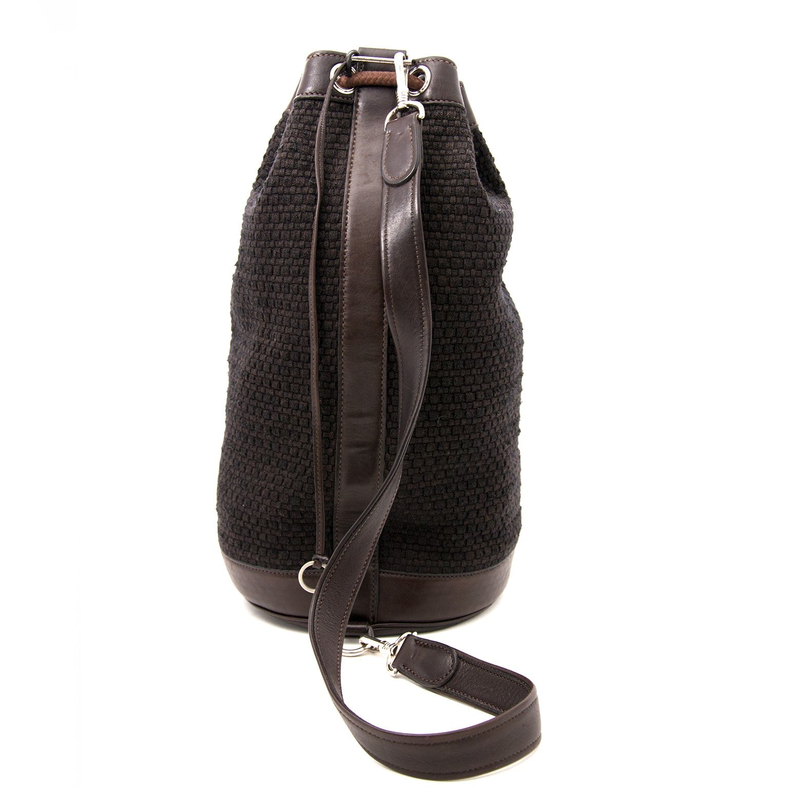 Vintage Hermès woven duffle bag for the best price at Labellov webshop. Safe and secure online shopping with 100% authenticity. Vintage Hermès tisser duffle sac pour le meilleur prix.