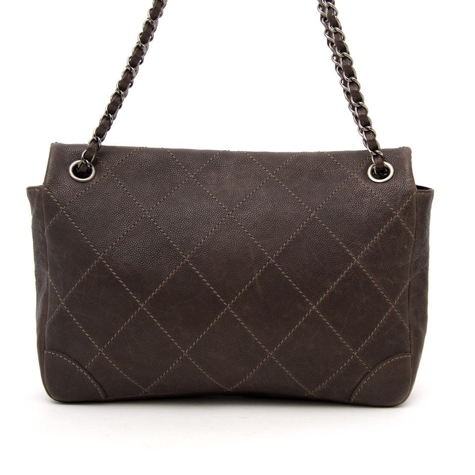 Vintage Chanel brown single flap bag for the best price at Labellov webshop. Safe and secure online shopping with 100% authenticity. Vintage Chanel brun sac à rabat simple pour le meilleur prix.