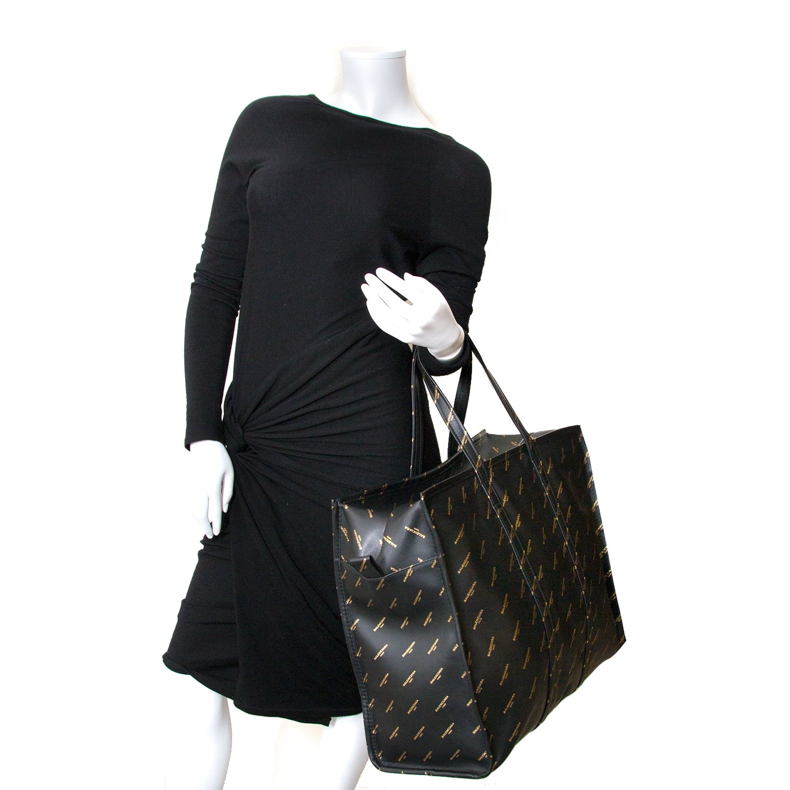 Bent u op zoek naar een authentieke Balenciaga Large Black Gold Logo Bazar Shopper an de beste prijs? Koop en verkoop.