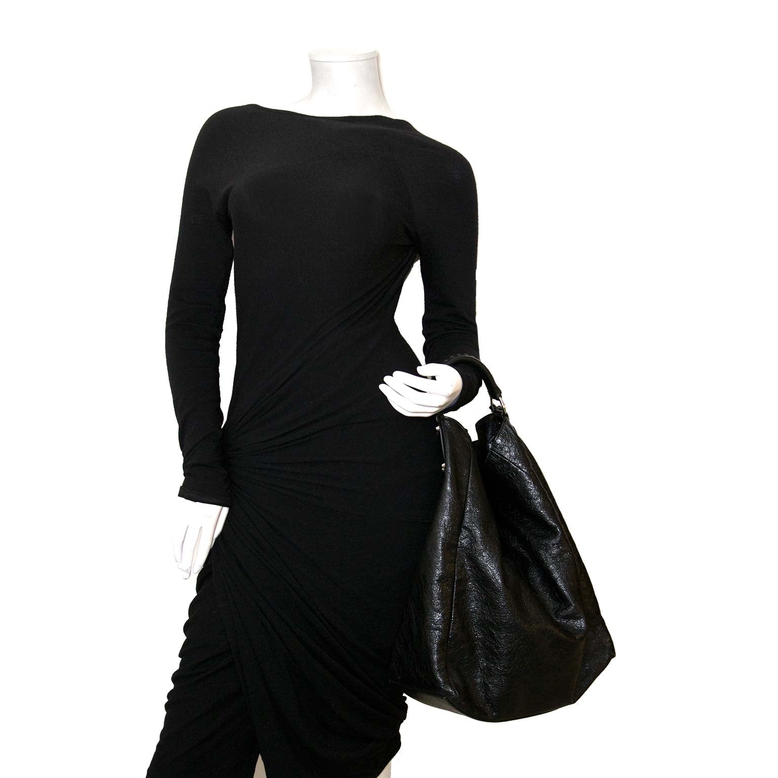 Koop authentieke balenciaga bucket tas bij labellov vintage mode webshop