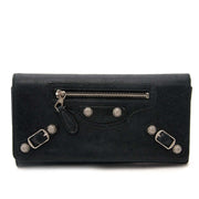 Balenciaga Black Giant Studded Leather Wallet Buy authentic designer Balenciaga secondhand wallet at Labellov at the best price. Safe and secure shopping. Koop tweedehands authentieke Balenciaga portefeuille bij designer webwinkel labellov.