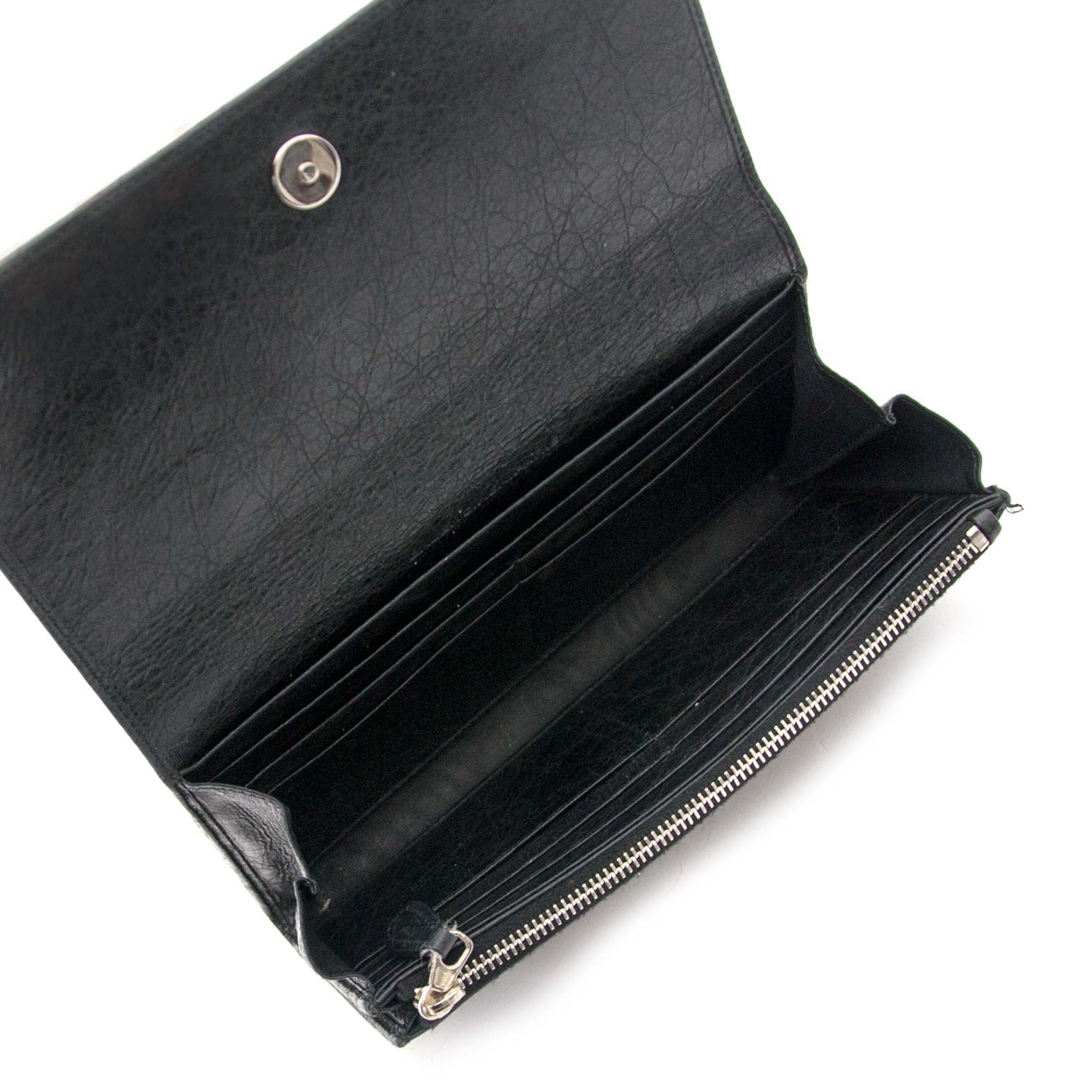 Balenciaga Black Giant Studded Leather Wallet Buy authentic designer Balenciaga secondhand wallet at Labellov at the best price. Safe and secure shopping. Koop tweedehands authentieke Balenciaga portefeuille bij designer webwinkel labellov.