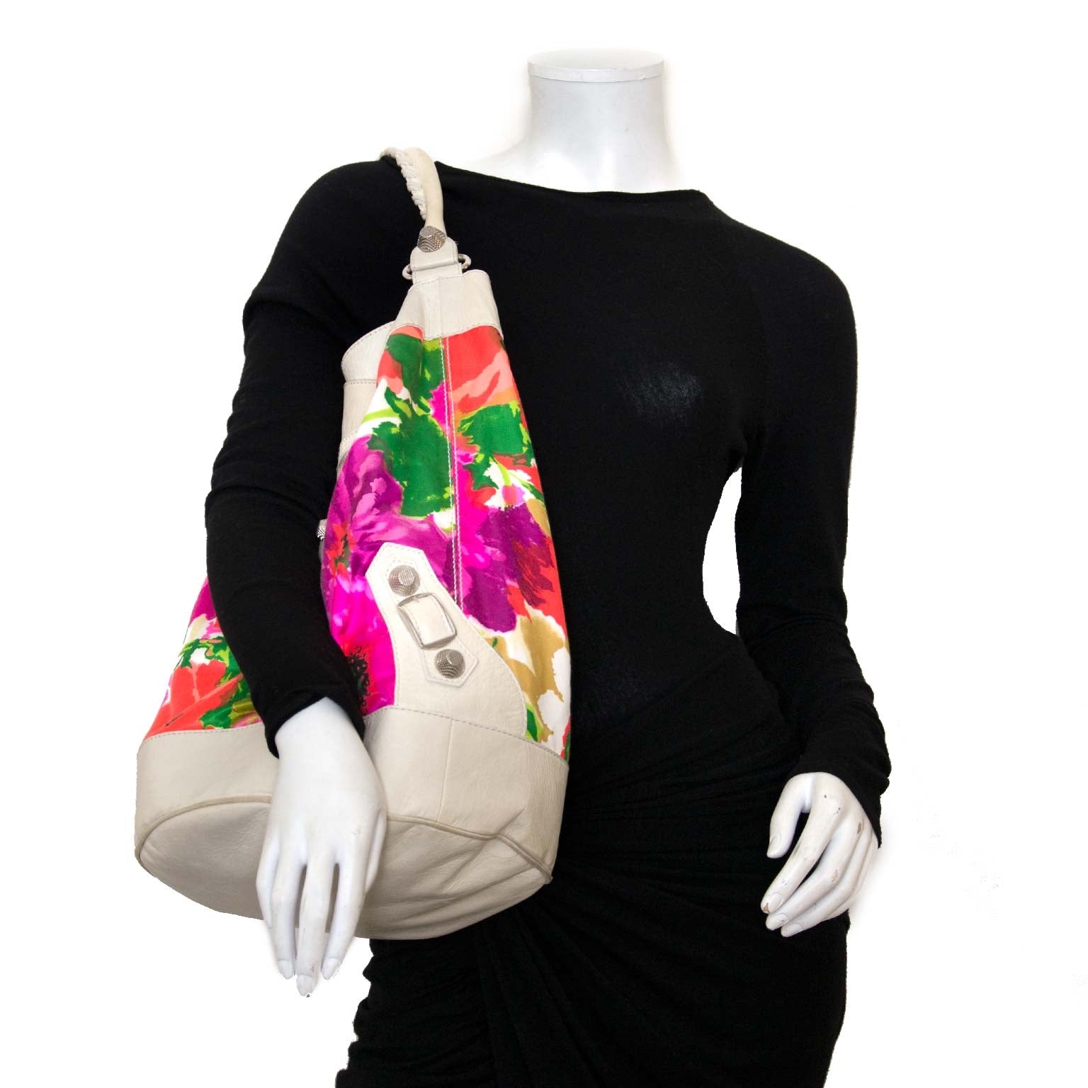 Koop authentieke tweedehands Balenciaga city bucket tassen bij labellov vintage mode webshop