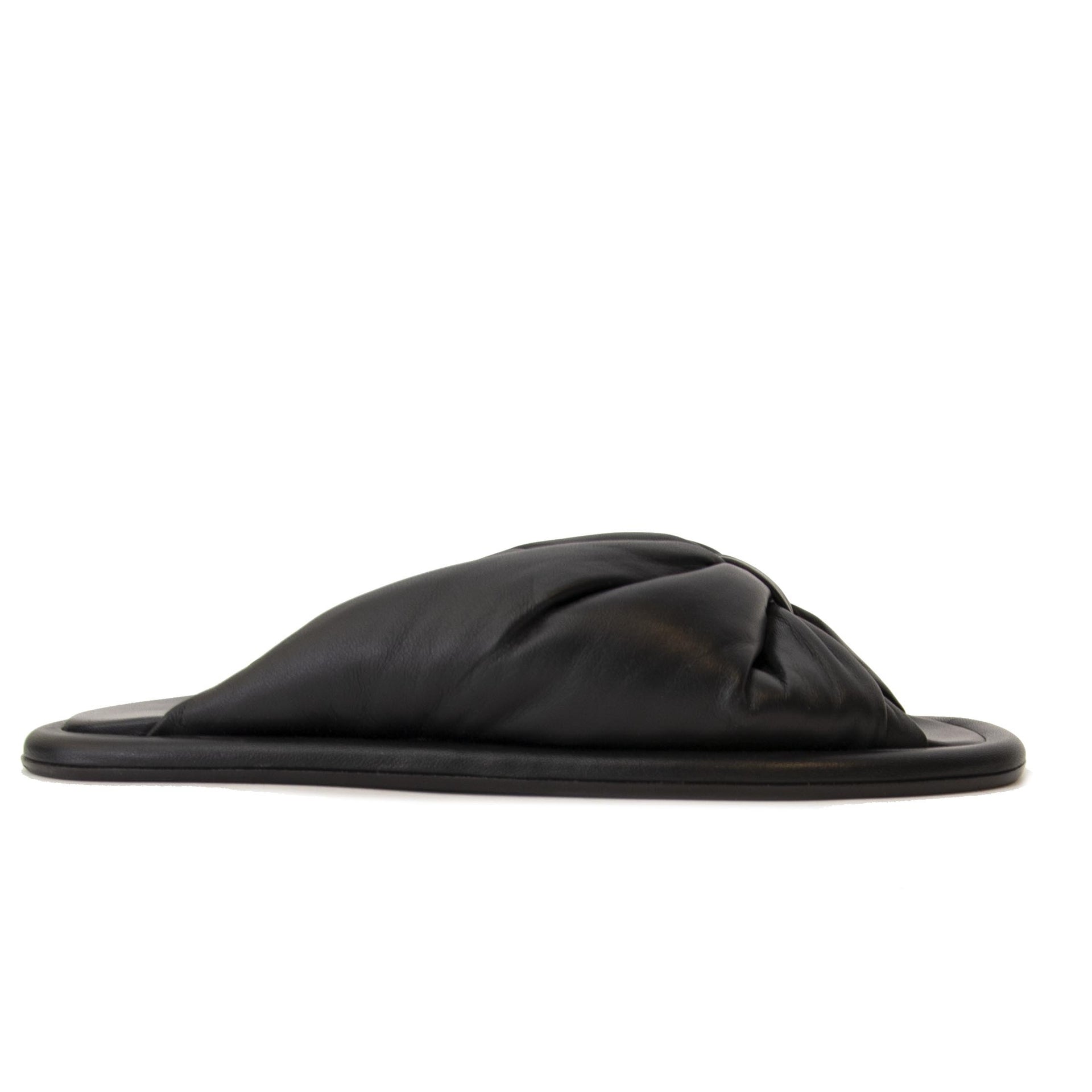 Buy authentic secondhand Balenciaga slippers at the right price at Labellov.