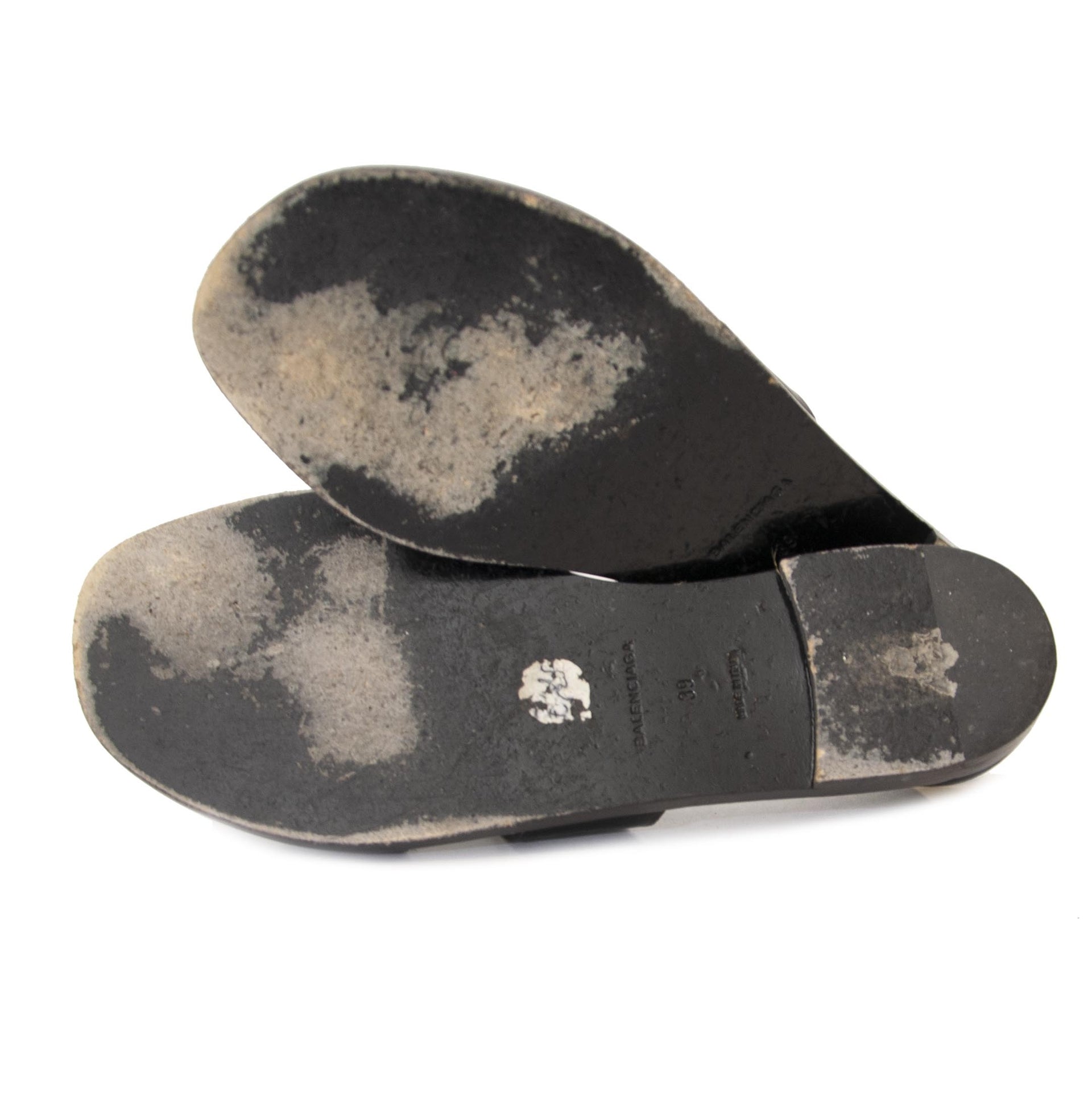 Buy authentic secondhand Balenciaga leather slippers at the right prices at labellov