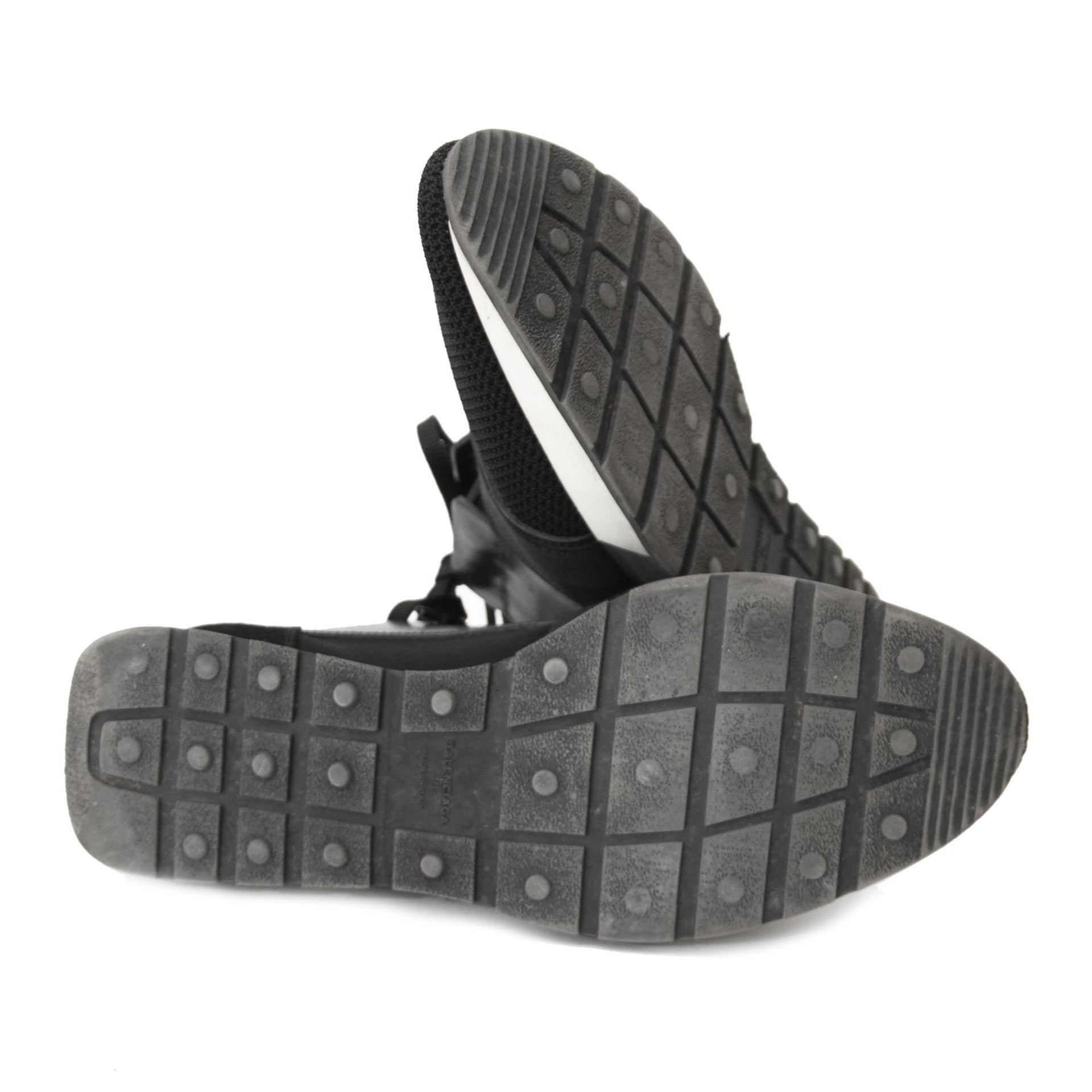 Balenciaga Black / White Race Runner Sneaker - Size 40. Koop tweedehands authentieke Balenciaga sneakers online bij LabelLOV. Veilige betaling.