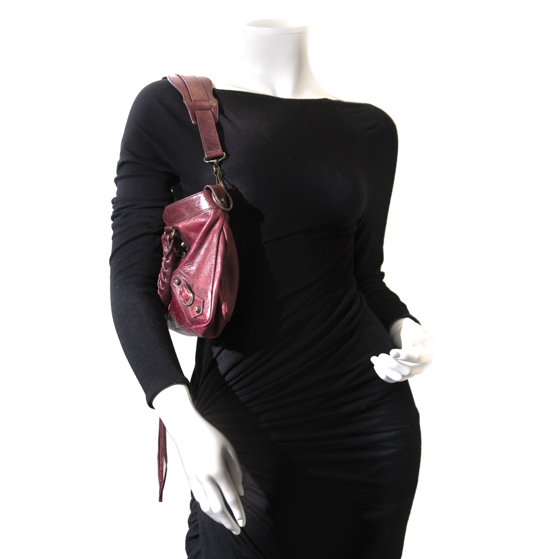 Balenciaga Burgundy Nano City Bag Buy and sell vintage handbags and fashion accessories at Labellov Antwerp. Koop en verkoop handtassen bij Labellov Antwerpen, webshop en winkel. Betaal veilig en eerlijk. Vente et achat de sac a mains vintage.