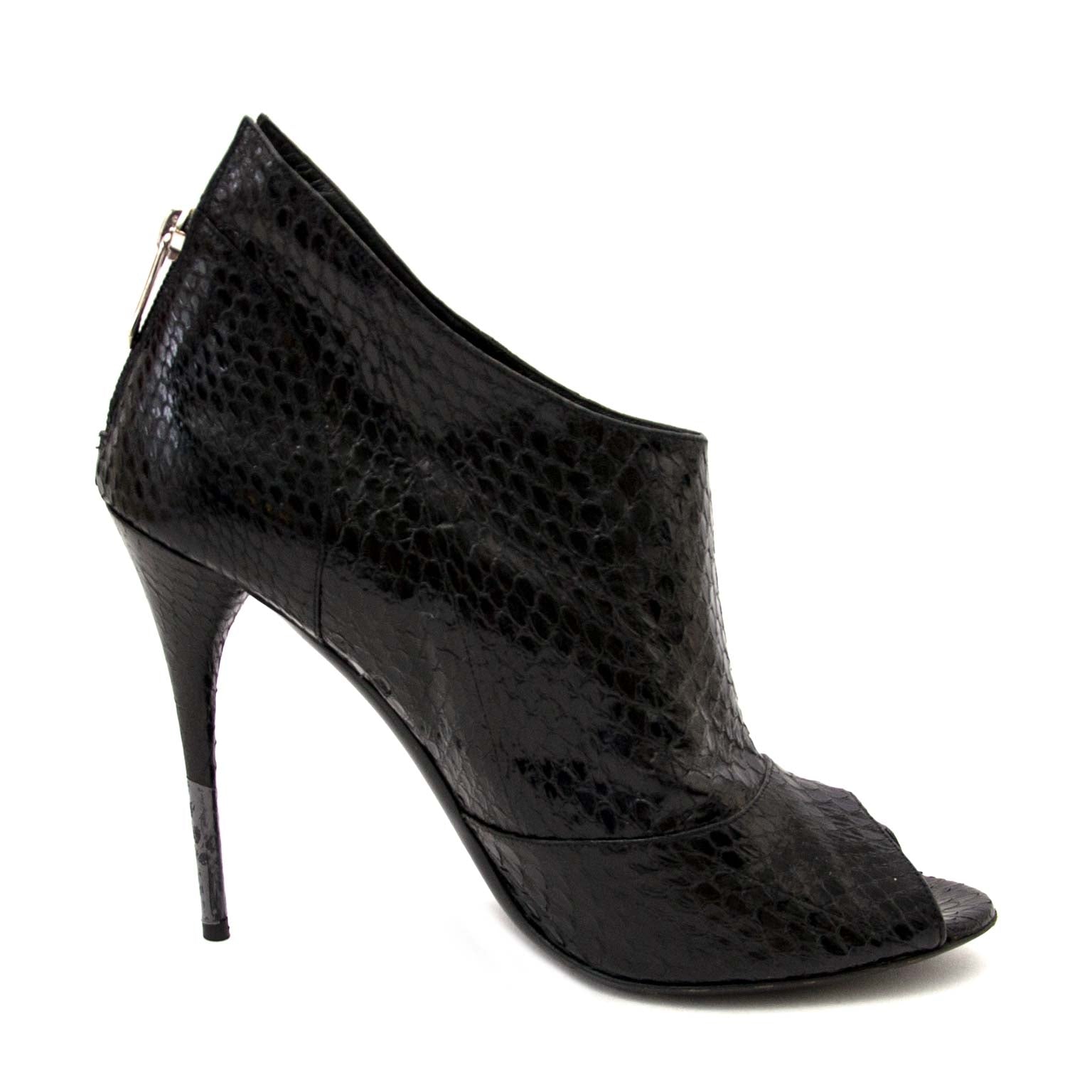 koop Balmain Black Python Peep Toe Heels - Size 41 bij labellov.com