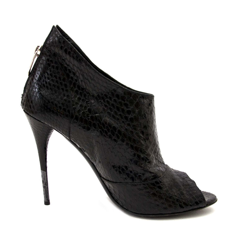 koop Balmain Black Python Peep Toe Heels - Size 41 bij labellov.com
