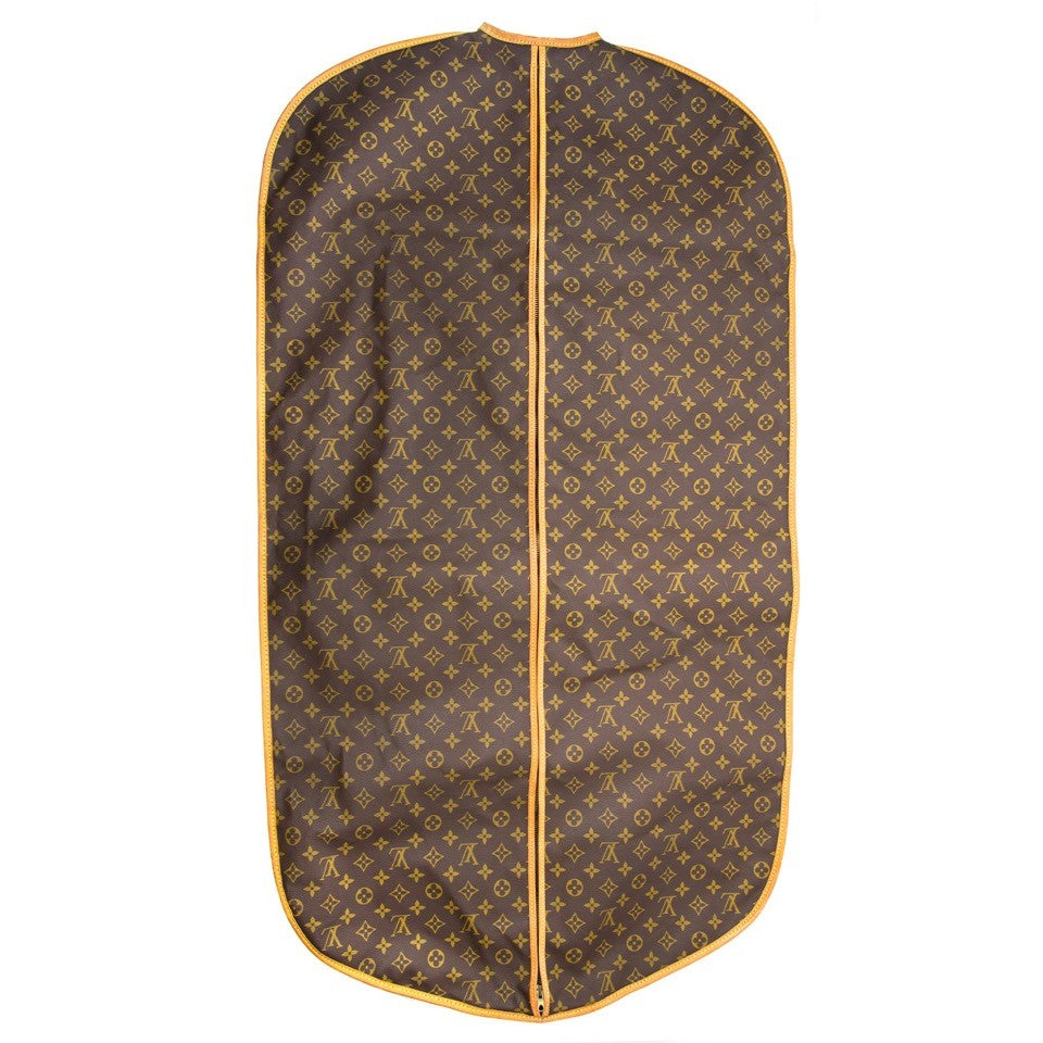 Vintage Louis Vuitton clothing cover for the best price at Labellov webshop. Safe and secure online shopping with 100% authenticity. Vintage Louis Vuitton monogramme porte-habits pour le meilleur prix.