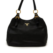 Authentieke Prada Black Schoudertas leder en nylon voor de juiste prijs bij LabelLOV vintage webshop. Prada Black Shoulder Bag Leather and nylon. Veilig online winkelen. Luxe, vintage, mode. Antwerpen, België.