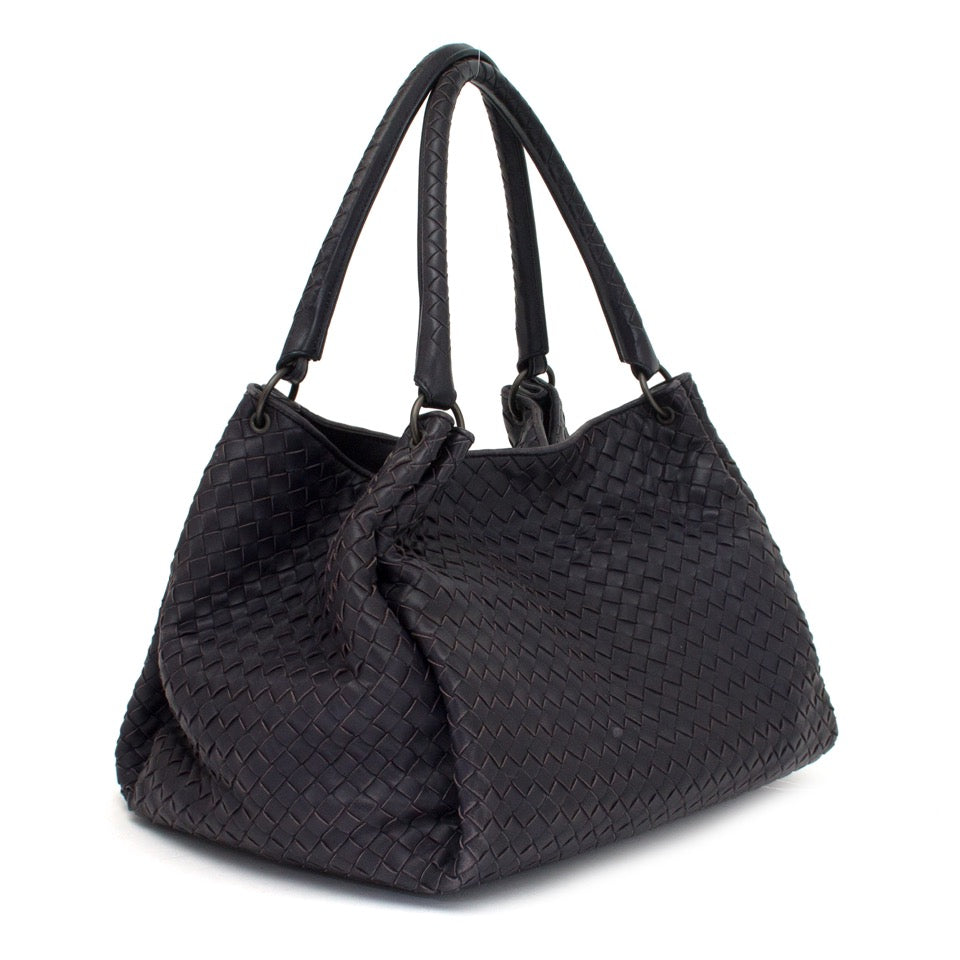 Buy Bottega Veneta Woven blue purple aubergine at the right price at LabelLOV vintage webshop. Luxe, vintage, fashion. Safe and secure online shopping. Antwerp, Belgium.