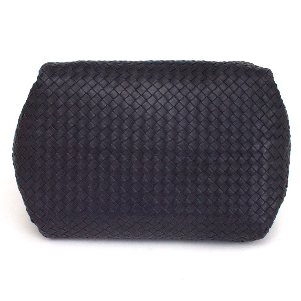 Buy Bottega Veneta Woven blue purple aubergine at the right price at LabelLOV vintage webshop. Luxe, vintage, fashion. Safe and secure online shopping. Antwerp, Belgium.