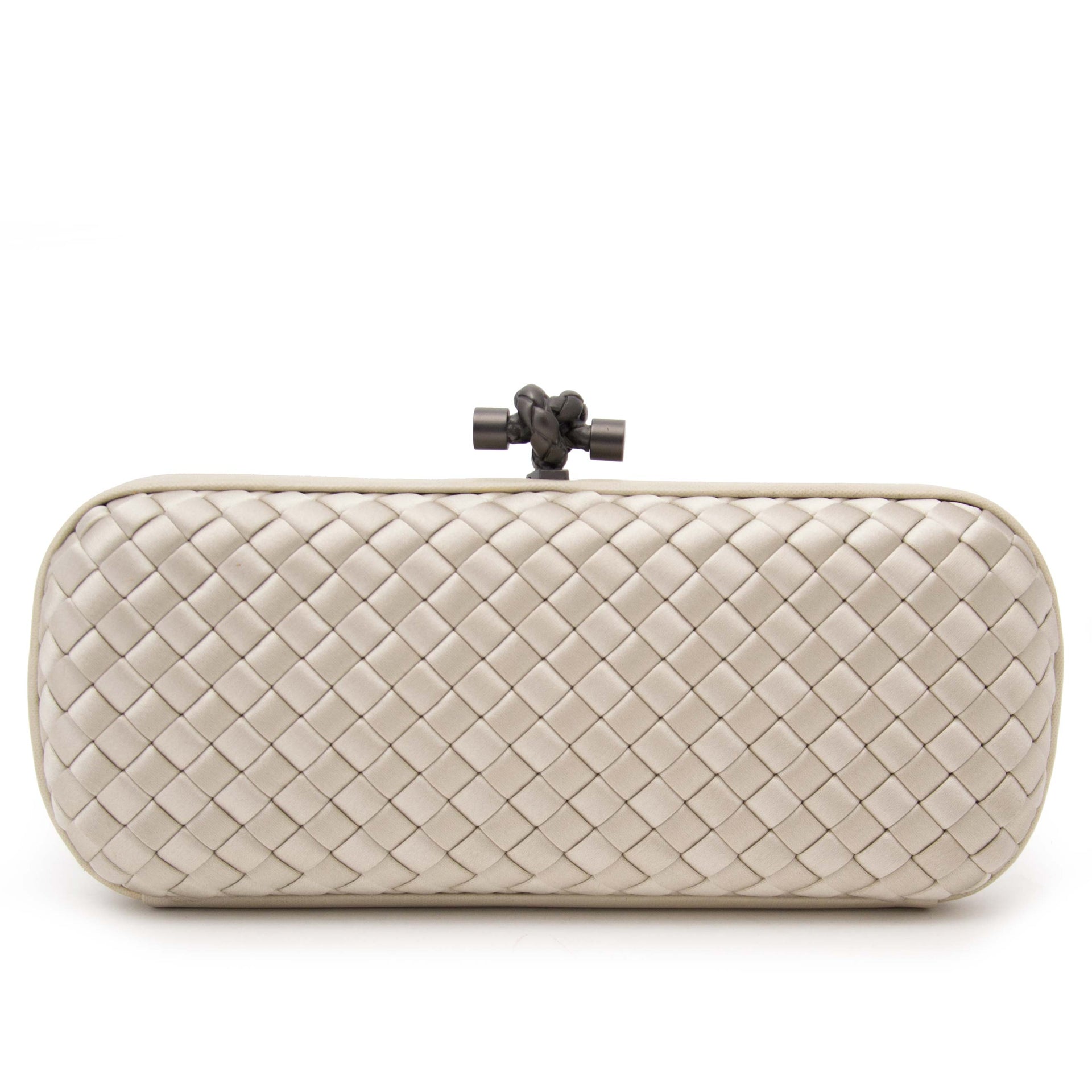koop veilig online jouw tweedehands Bottega Veneta Satin Intreccio Impero Ayers Stretch Knot Grey Clutch
