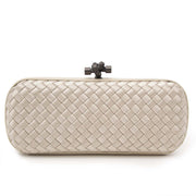 acheter en ligne pour le meilleur prix Bottega Veneta Satin Intreccio Impero Ayers Stretch Knot Grey Clutch
