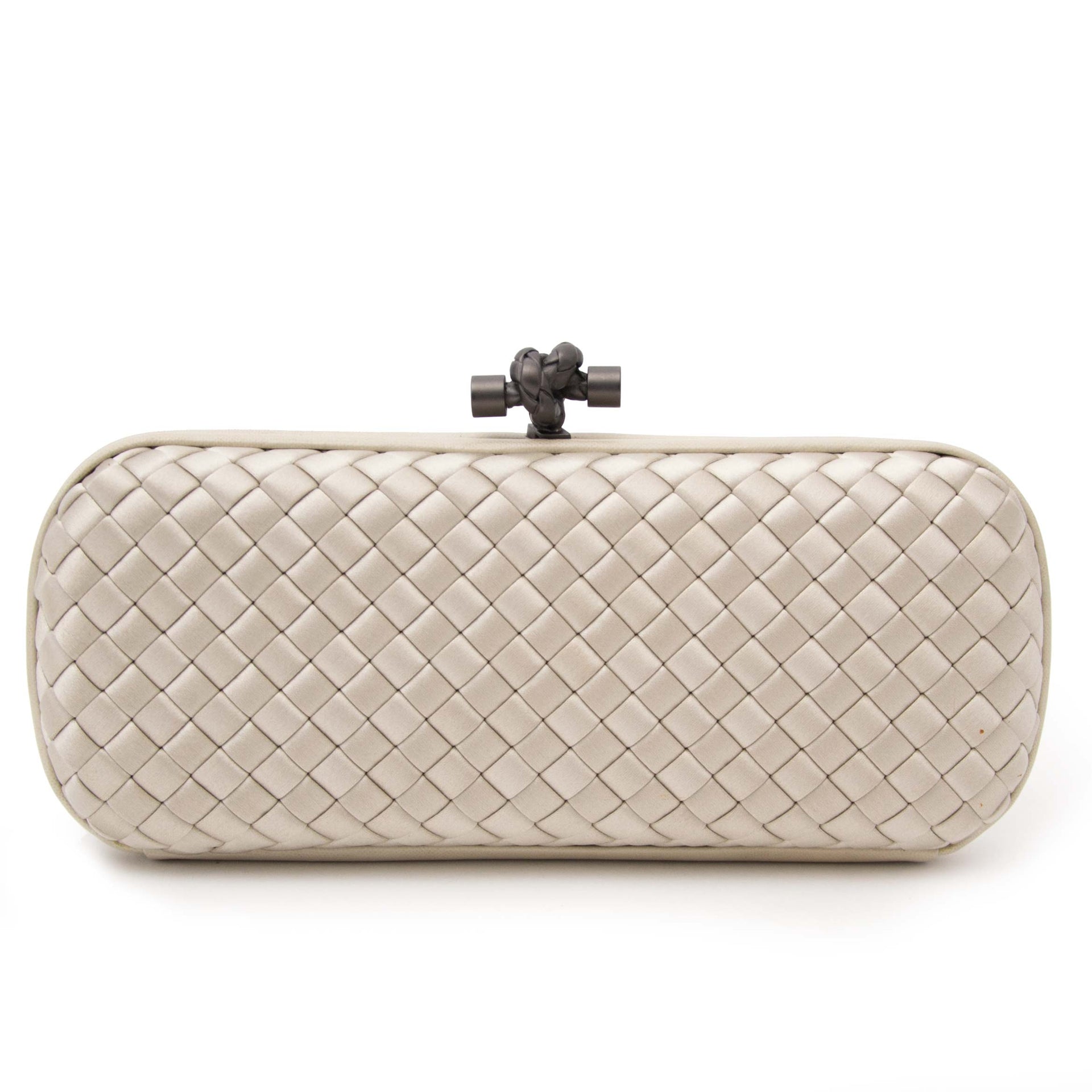 acheter en ligne pour le meilleur prix Bottega Veneta Satin Intreccio Impero Ayers Stretch Knot Grey Clutch
