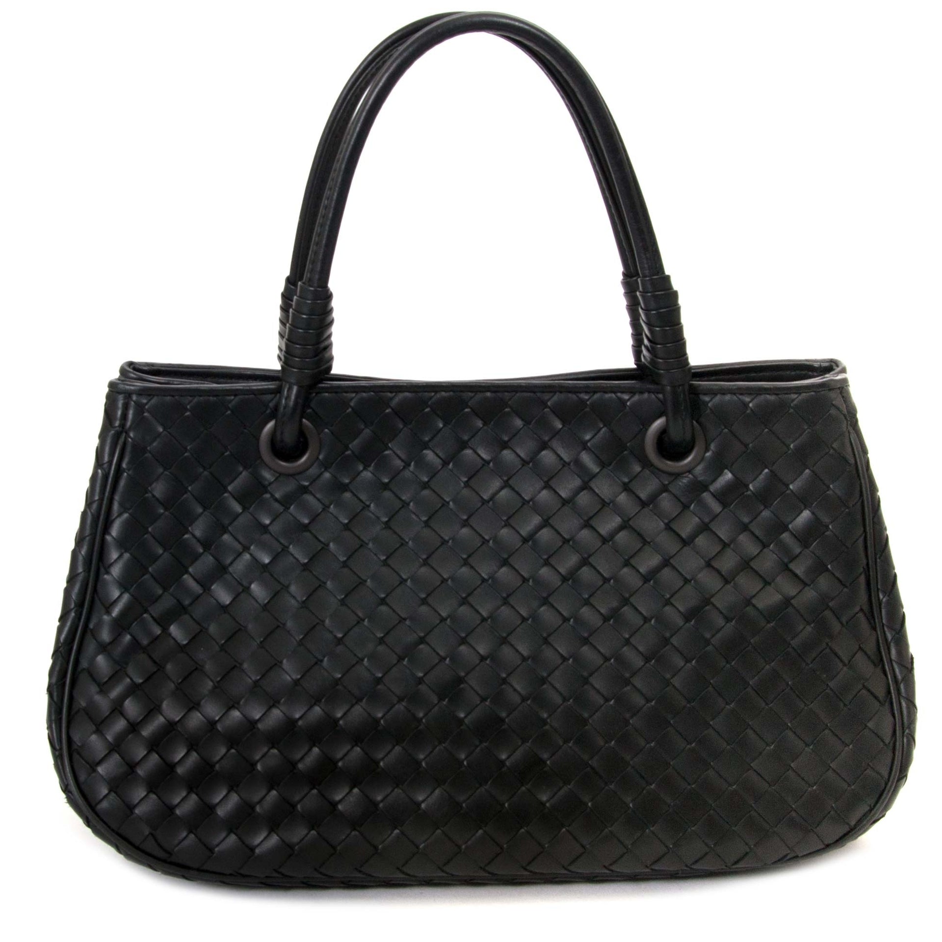 achetez Bottega Veneta Black Leather Small Shopping Bag chez labellov pour le meilleur prix
