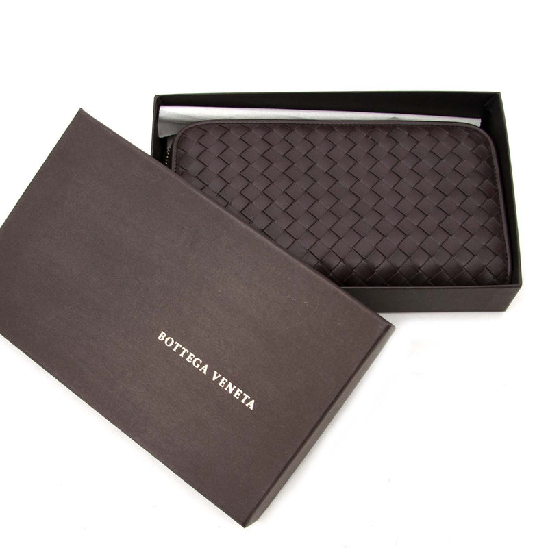 Bottega Veneta Chocolate Intrecciato Leather Wallet Buy authentic designer Bottega Veneta secondhand wallets at Labellov at the best price. Safe and secure shopping. Koop tweedehands authentieke Bottega Veneta portefeuille bij designer webwinkel labellov
