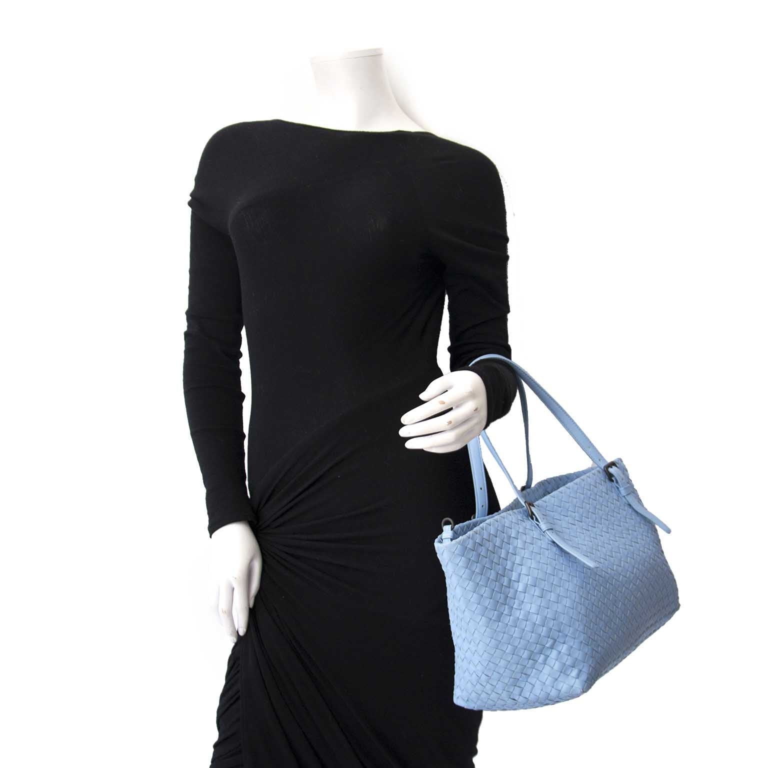 Bottega Veneta Light Blue Shopper cesta Buy authentic designer Bottega Veneta secondhand bags at Labellov at the best price. Safe and secure shopping. Koop tweedehands authentieke Bottega Veneta tassen bij designer webwinkel labellov.