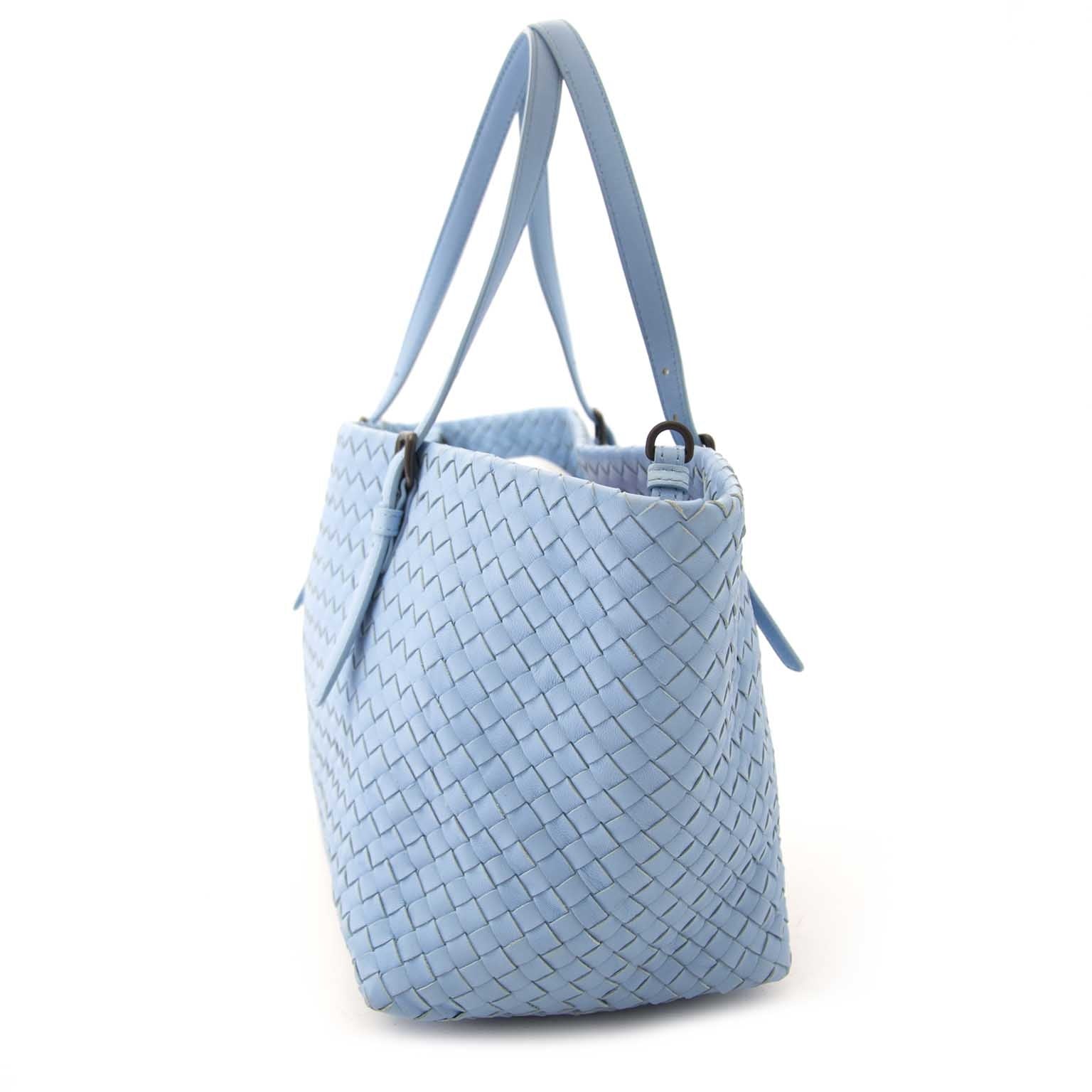 Bottega Veneta Light Blue Shopper Buy authentic designer Bottega Veneta secondhand bags at Labellov at the best price. Safe and secure shopping. Koop tweedehands authentieke Bottega Veneta tassen bij designer webwinkel labellov.