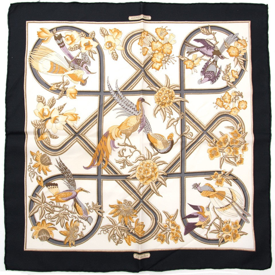Vintage Hermès mini Caraïbes scarf for the best price at Labellov webshop. Safe and secure online shopping with 100% authenticity. Vintage Hermès mini Caraïbes foulard pour le meilleur prix.