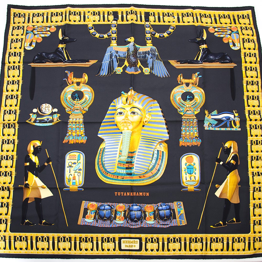 Vintage Hermès Carré de soie Tutankhamun scarf for the best price at Labellov webshop. Safe and secure online shopping with 100% authenticity. Vintage Hermès Carré de soie Tutankhamun foulard pour le meilleur prix.