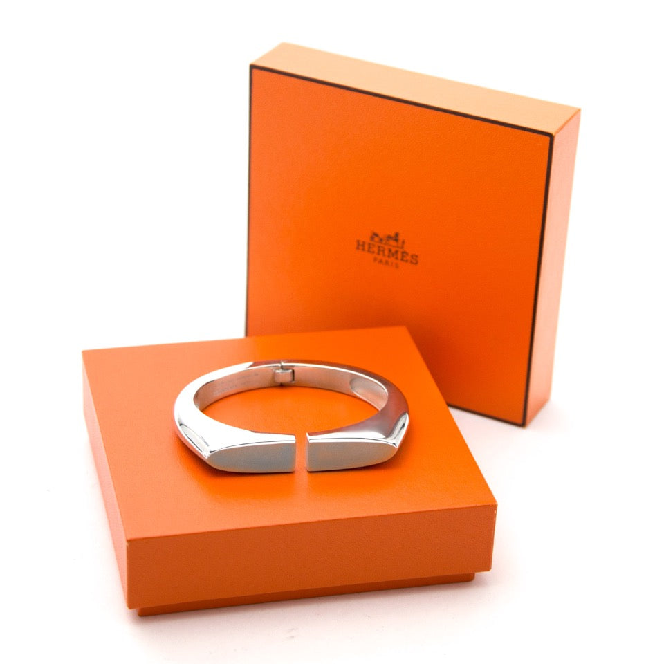 We buy and sell your secondhand designer luxury items for the best prices online at Labellov Antwerp