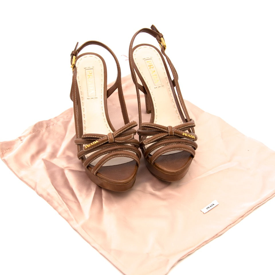Wij kopen en verkopen uw designer schoenen aan de beste prijs bij Labellov