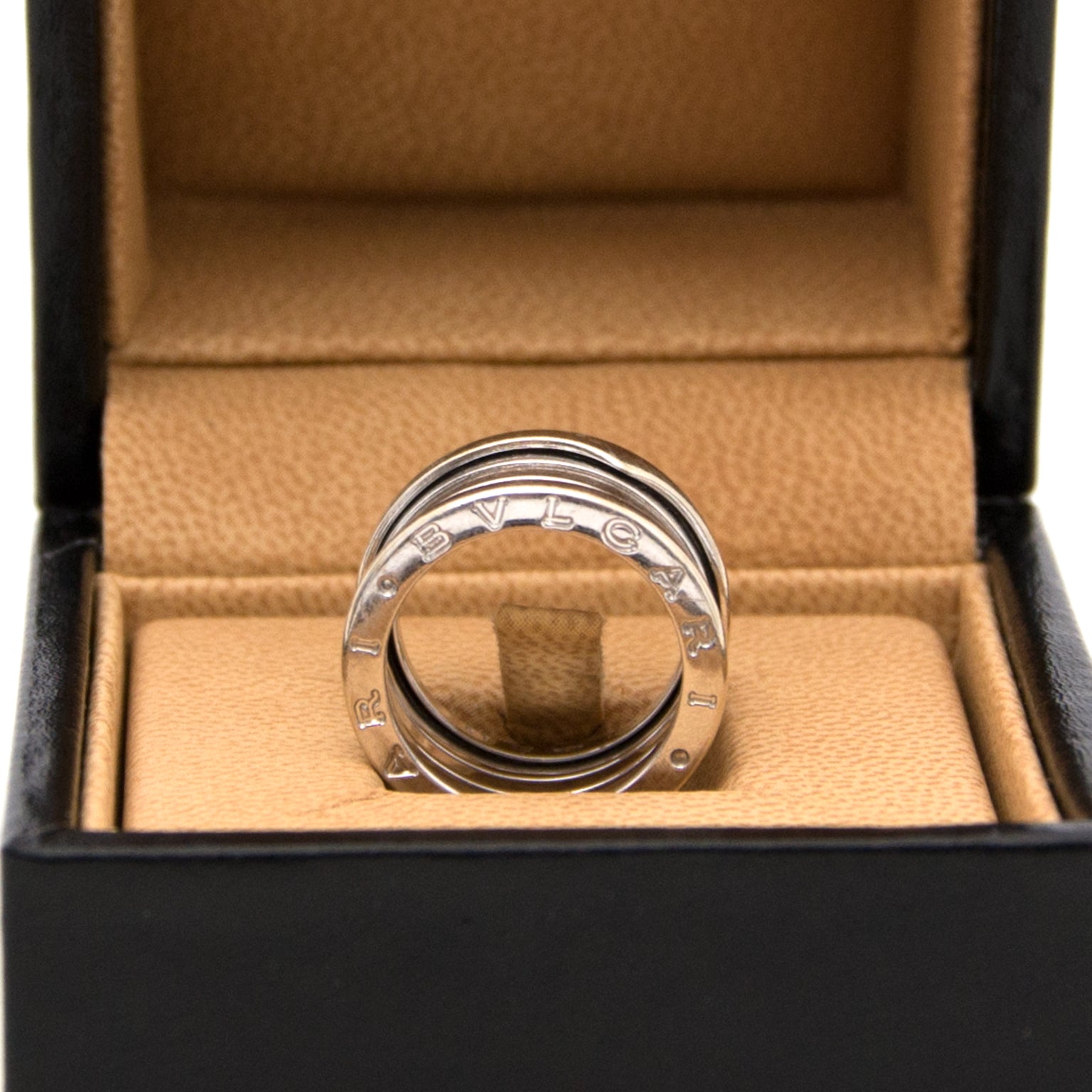 Heute können Sie diese Bulgari Weissgoldgelbe B. Zero 1 3-Band Ring - Mass 51 auf labellov.com ankaufen.