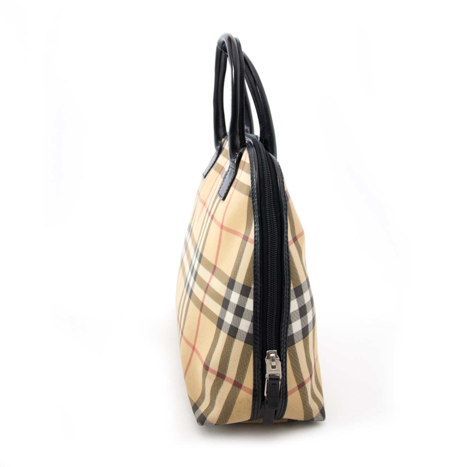 Burberry Alma handtas met de iconische ruit verkrijgbaar online bij Labellov tweedehands luxe in Antwerpen