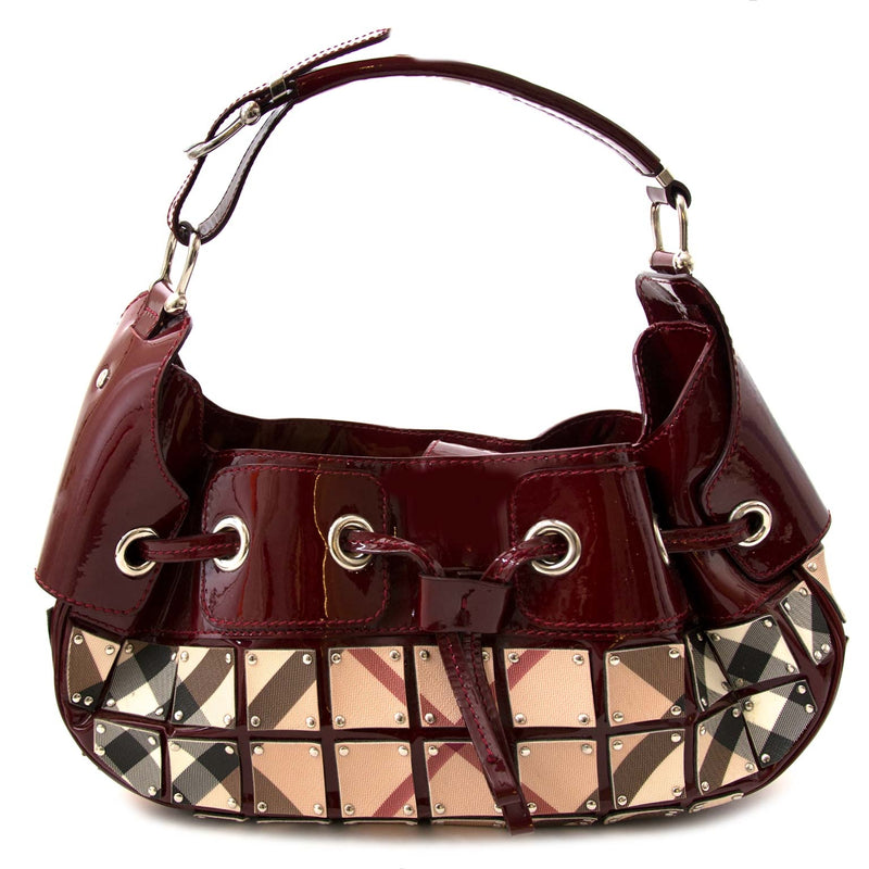 Buy your authentic Burberry patent tartan squared bag at Labellov. Safe and secure shopping. Koop een authentieke burberry tas bij Labellov. Veilig online shoppen. Achetez votre authentic burberry sac à main chez Labellov. Achats en ligne en toute securit