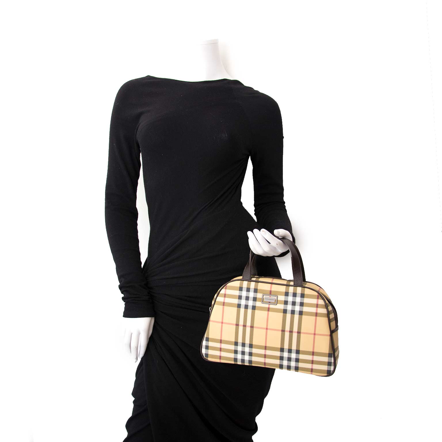 Are you looking for an authentic Burberry handbag? Always for the best price available online.